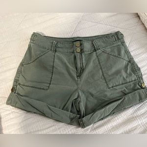 Sanctuary olive green roll up shorts size 28